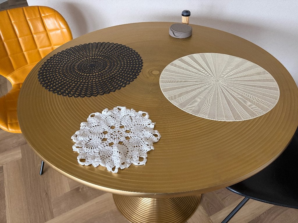 Bold Monkey hypnotizing eettafel rond goud 92cm, Huis en Inrichting, Ophalen, 50 tot 100 cm, Rond, Tot twee personen