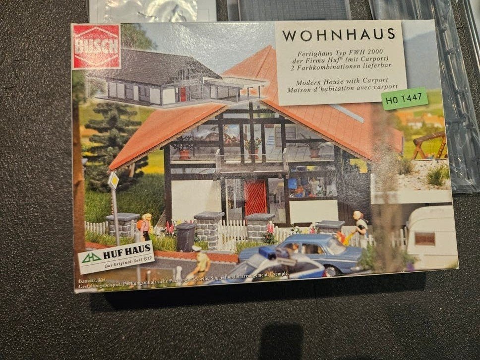 Busch WOHNHAUS Modern House with Carport HO 1447, Hobby en Vrije tijd, Modeltreinen | H0, Ophalen of Verzenden, Nieuw, Brug, Tunnel of Gebouw