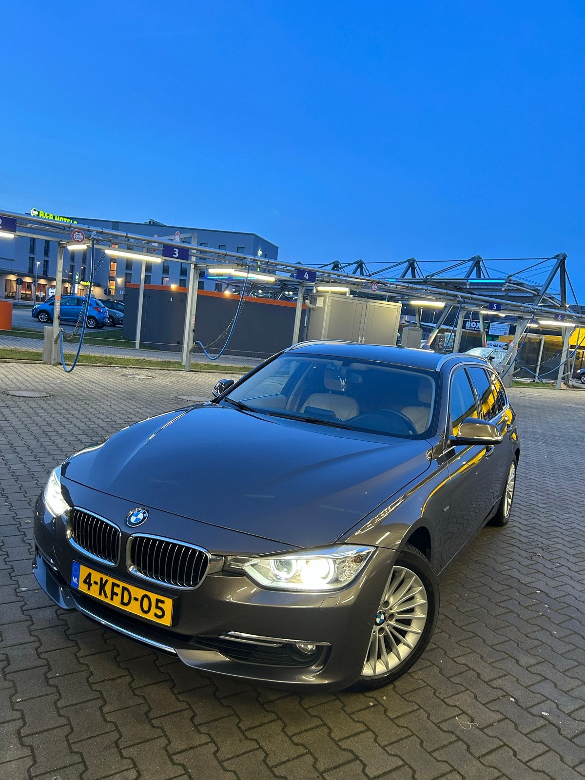 BMW 3-Serie 2.0 320I Touring AUT 2013 Bruin, Achterwielaandrijving, Beige, 4 cilinders, Bruin