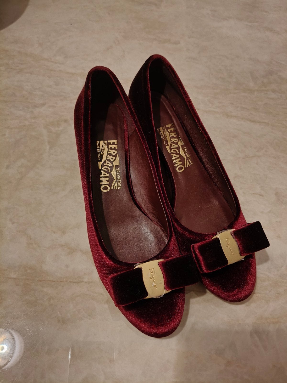 Salvatore Ferragamo Velvet Vara Pumps - Bordeaux - Maat 8D, Kleding | Dames, Salvatore Ferragamo, Ophalen of Verzenden, Zo goed als nieuw