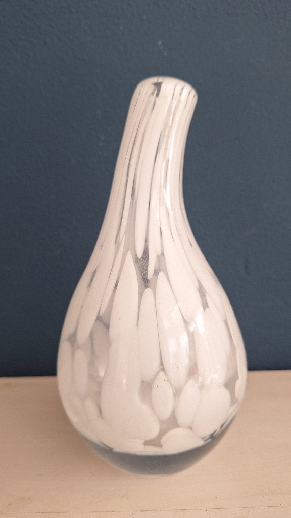 Klein wit gestreept Fidrio vaasje., Wit, Ophalen of Verzenden, Met patroon/structuur, 19 cm