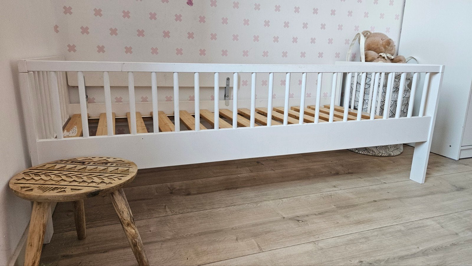 Peuterbedje Ikea met lattenbodem en hekje, Ophalen, 70 tot 85 cm, 140 tot 160 cm, Zo goed als nieuw