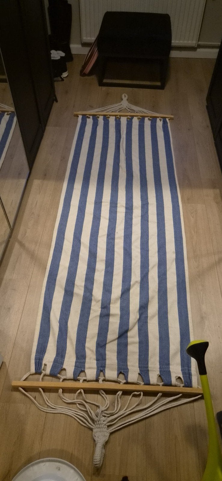 Comfortabele hangmat met blauw-witte strepen, Ophalen