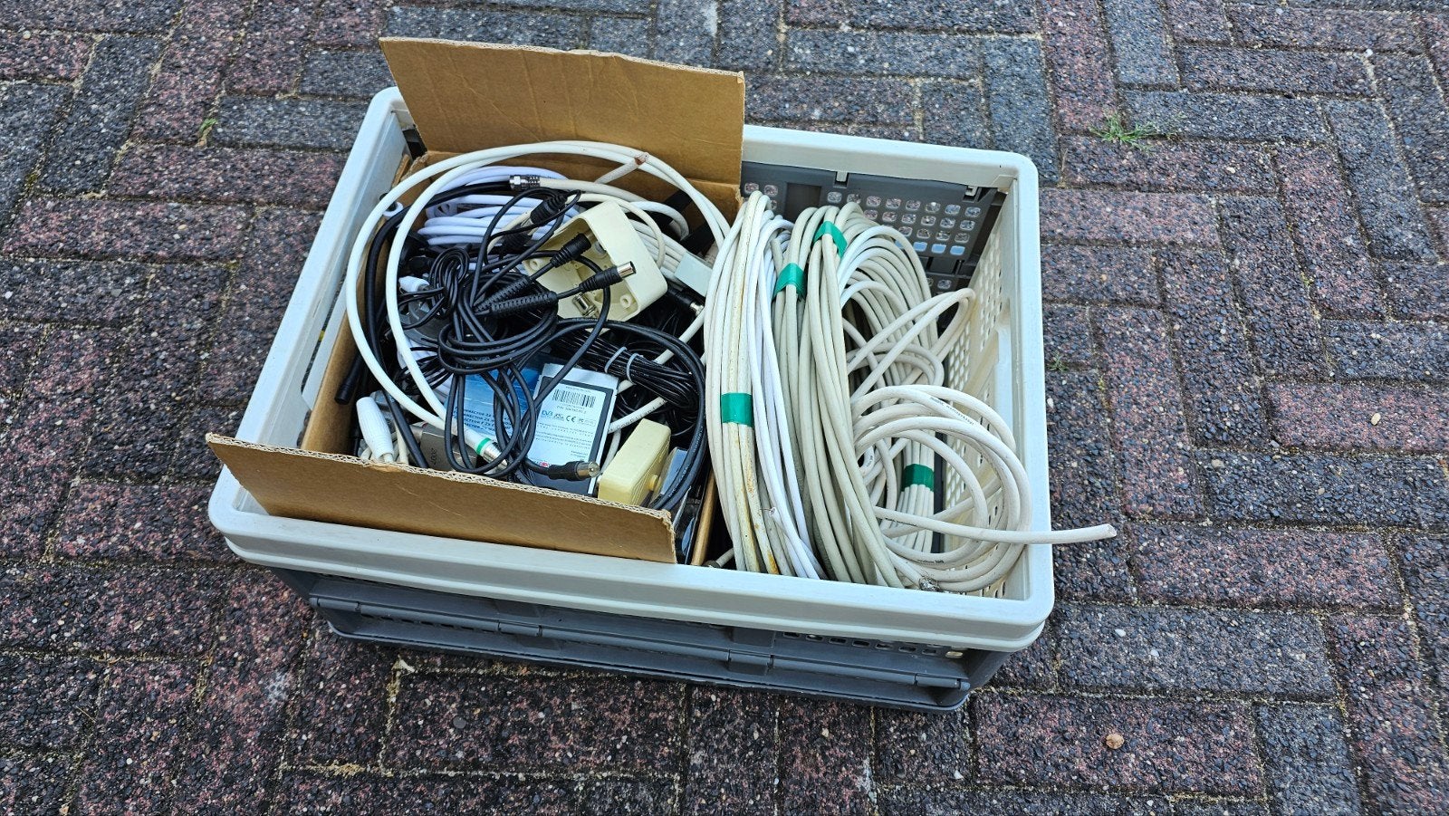 Krat vol diverse Coax materialen: kabels, stekkers, antennes, Ophalen of Verzenden