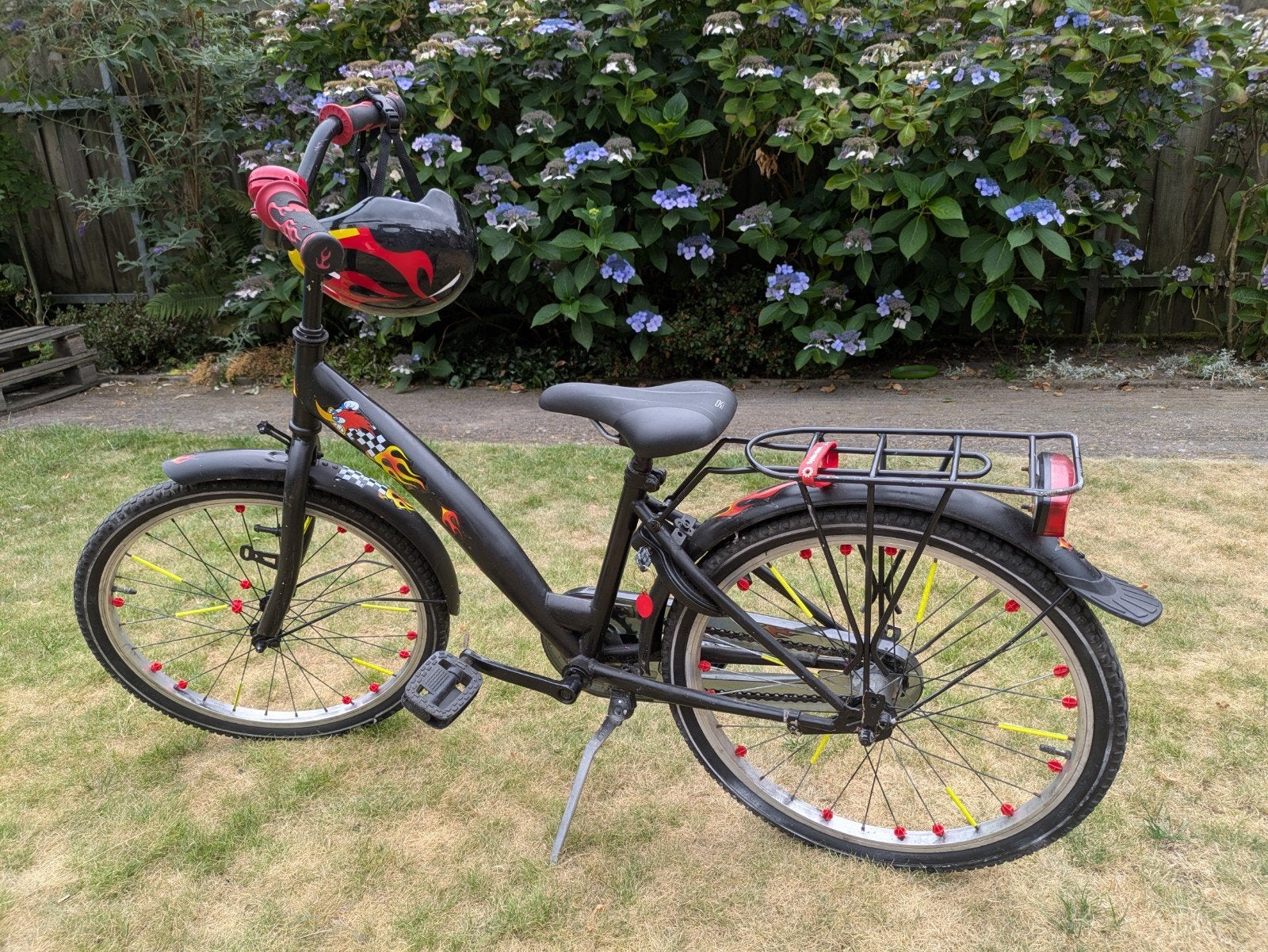 Stoere Kinderfiets 22 inch met vlammen en helm, Ophalen, Gebruikt, Onbekend, Terugtraprem