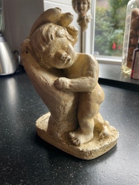 Sculptuur Baby beschermd door handen, Antiek en Kunst, Ophalen of Verzenden, Overige materialen, Beeld, Overige onderwerpen