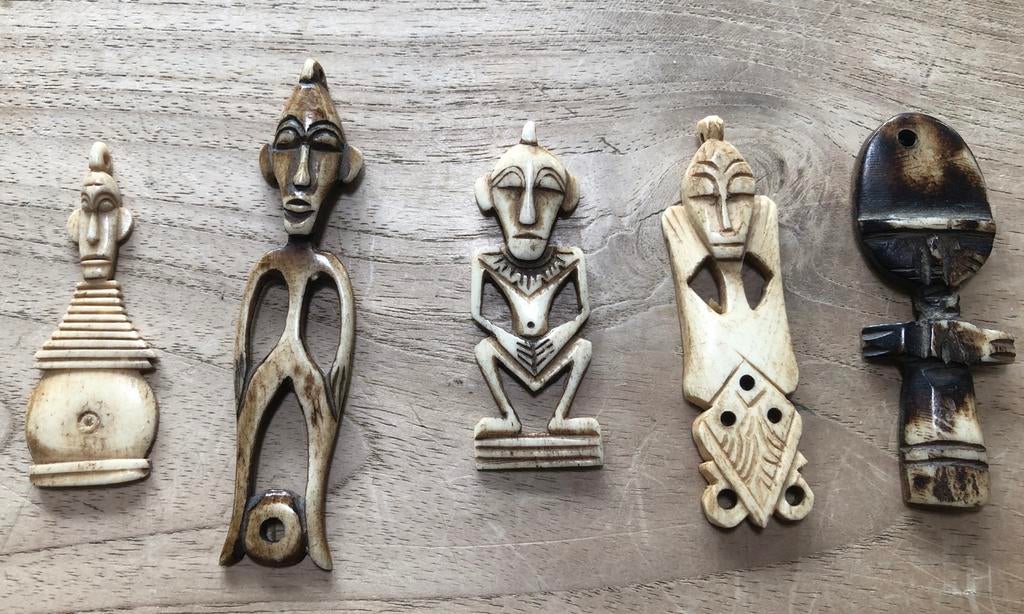 Benen/ivoren hangertjes uit Afrika en Azië. 6 tot 8 cm hoog., Ophalen of Verzenden
