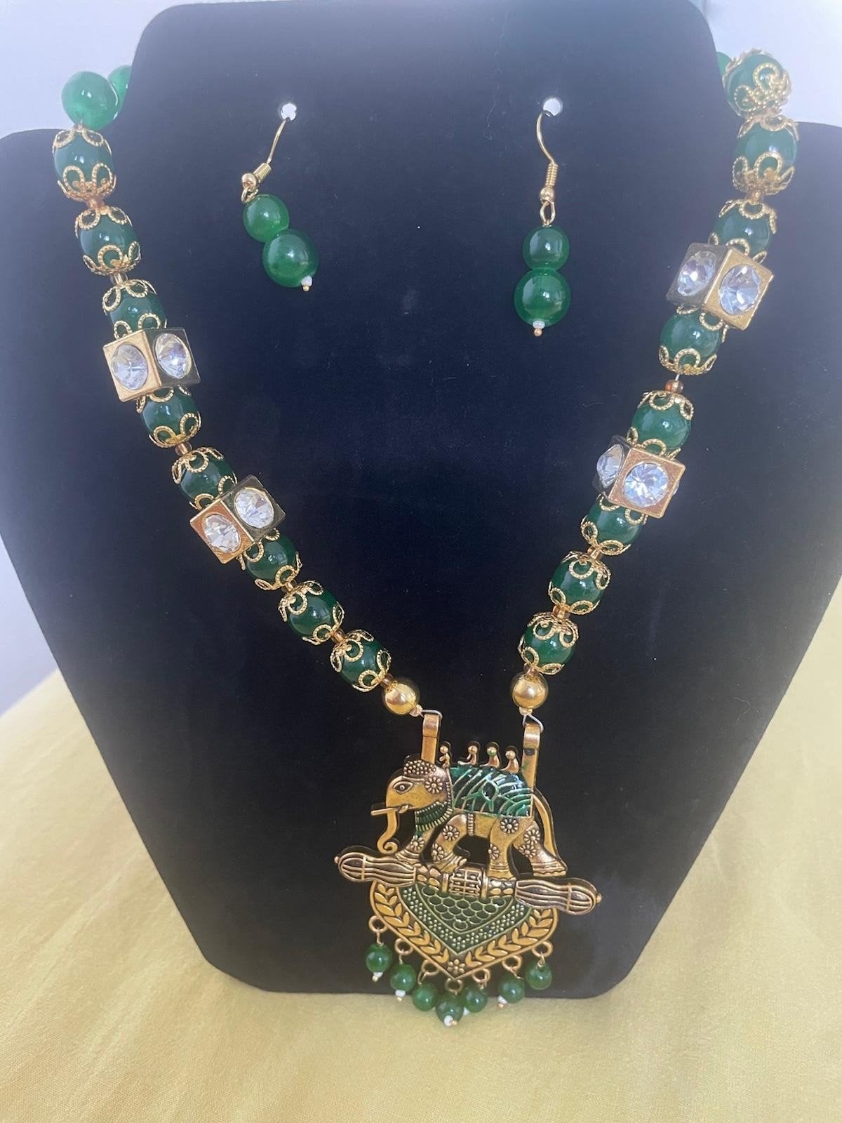 Diverse Indiase sieraden sets - ketting en oorbellen, Ophalen of Verzenden, Nieuw, Overige kleuren, Overige materialen