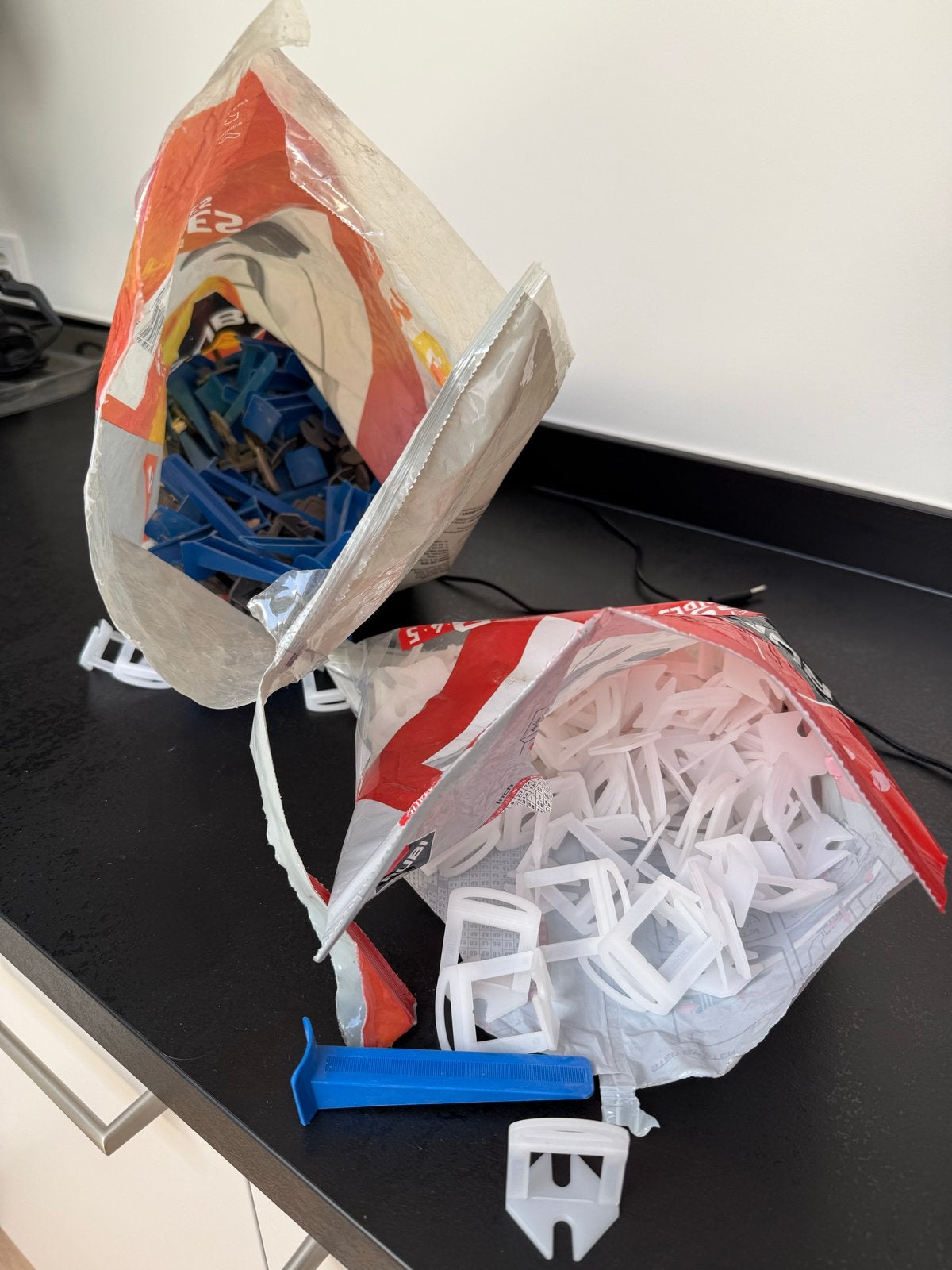 Gratis Tegel levelling clips en keggen (nieuw), Ophalen, Overige materialen, Overige typen, Nieuw