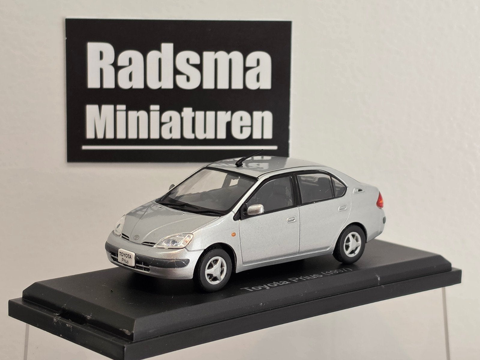Toyota Prius - 1997 1e model - 1:43 Japan Hachette, Hobby en Vrije tijd, Overige merken, Auto, Norev Hachette japan, Nieuw