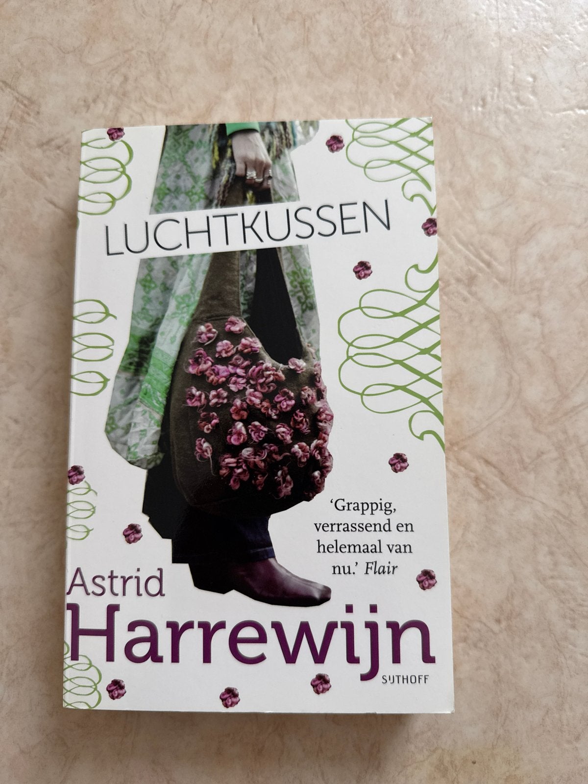 Luchtkussen - Astrid Harrewijn (Roman), Boeken, Chicklit, Gelezen, Ophalen of Verzenden