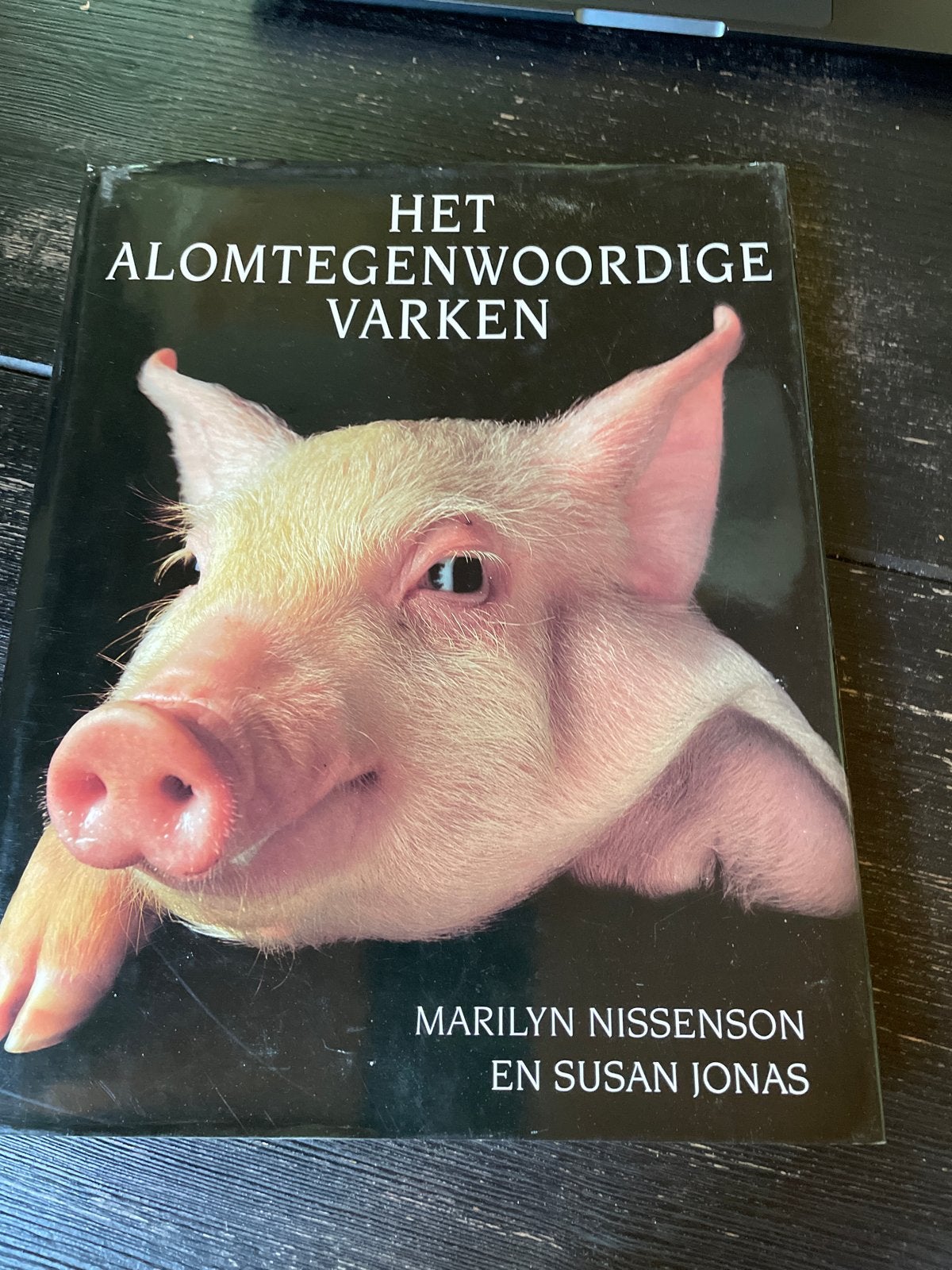 Het Alomtegenwoordige Varken - Marilyn Nissenson, Ophalen of Verzenden, Gelezen, Wereld overig