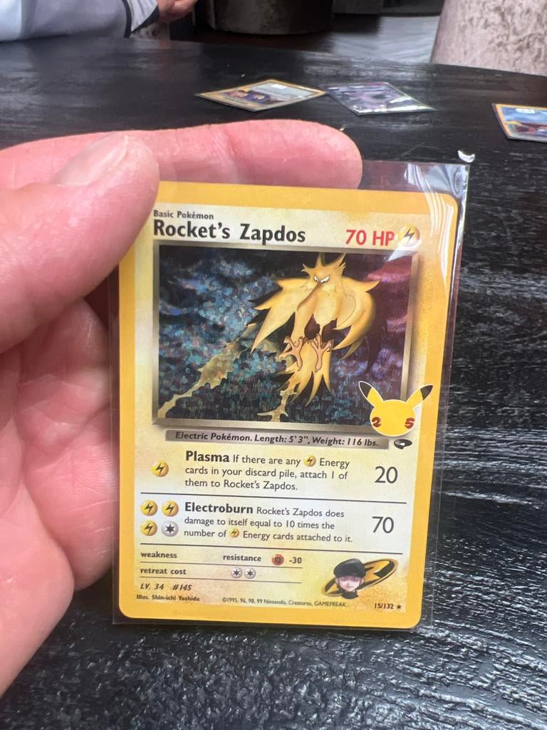 Rocket's Zapdos Pokémon kaart - Celebrations, Ophalen, Zo goed als nieuw, Losse kaart, Foil