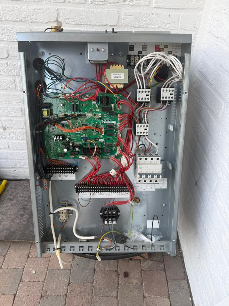 Defect: Daikin Altherma II 14,5 Kw warmtepomp binnenunit, Ophalen, Zo goed als nieuw