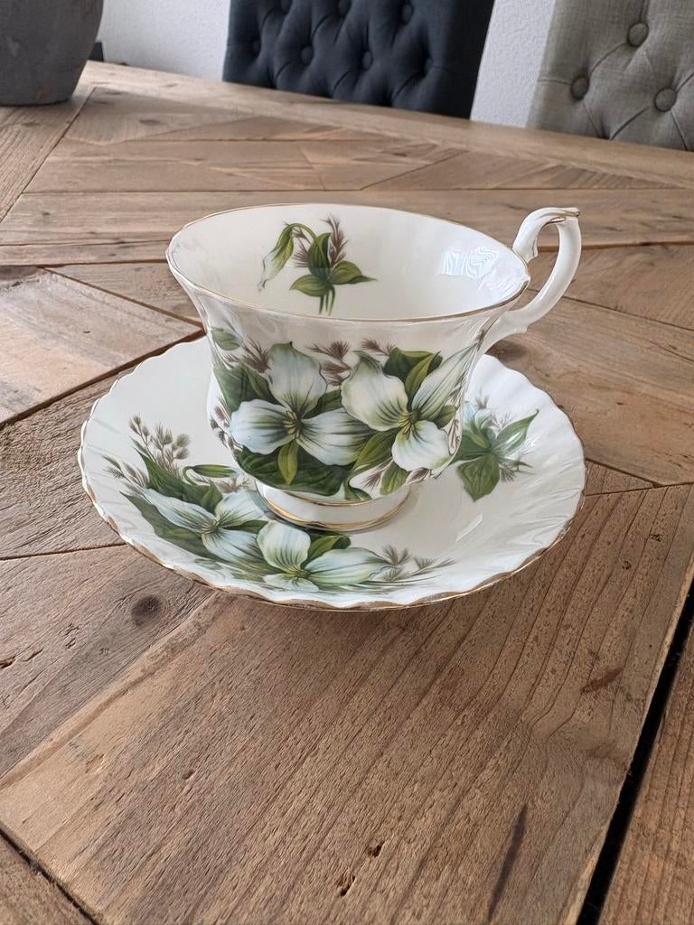 Royal Albert Trillium kop en schotel - Bone China, Verzamelen, Porselein, Kristal en Bestek, Ophalen