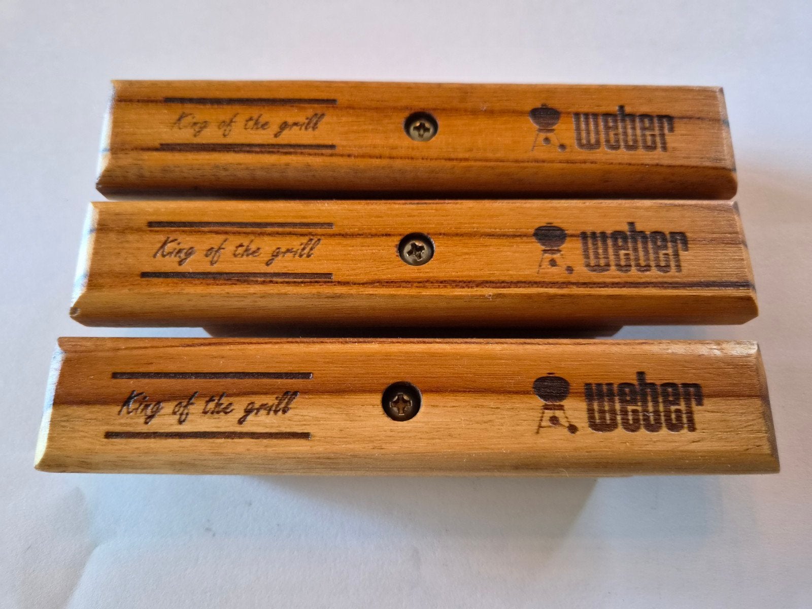 Hardhouten greepjes voor Weber WGA of kettle, Tuin en Terras, Houtskoolbarbecues, Ophalen of Verzenden, Zo goed als nieuw, Weber