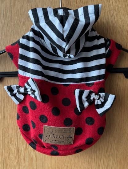Kleine hond T2-M shirt + capuchon rood/zwart/wit - rug 24cm, Ophalen of Verzenden, Nieuw, Hondenshirt
