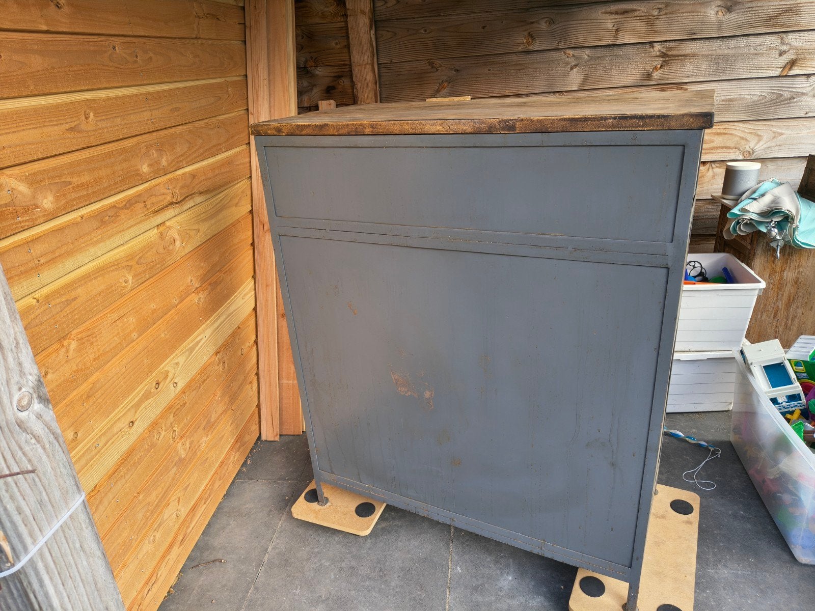 Vintage Industriele kast (metaal) met Houten Blad, Ophalen of Verzenden