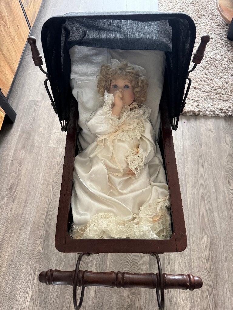 Antieke poppenwagen met pop en sierkussen, Ophalen, Gebruikt