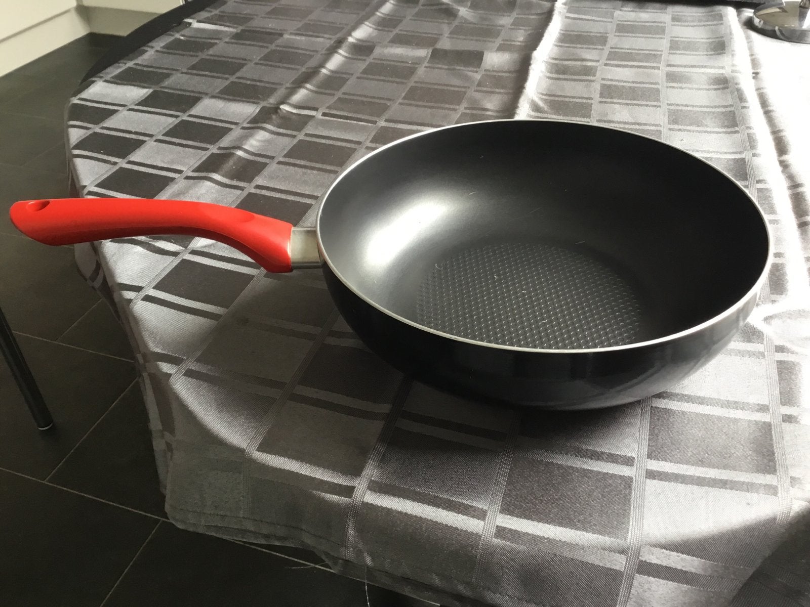 Wokpan met antiaanbaklaag en rood handvat, Huis en Inrichting, Keuken | Potten en Pannen, Ophalen of Verzenden, Gebruikt, Aluminium