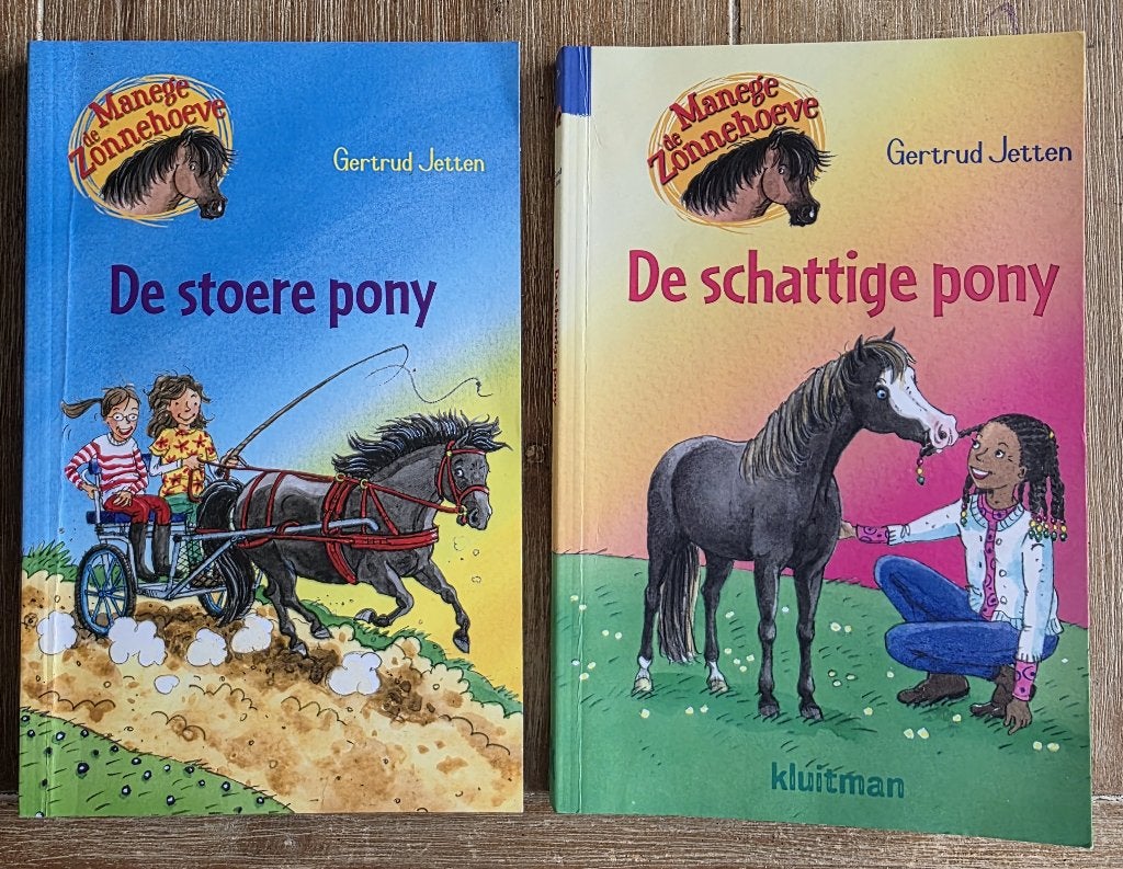 2 x Manege De Zonnehoeve - Gertrud Jetten - paperback, Boeken, Ophalen of Verzenden, Zo goed als nieuw, Gertrud Jetten, Fictie algemeen