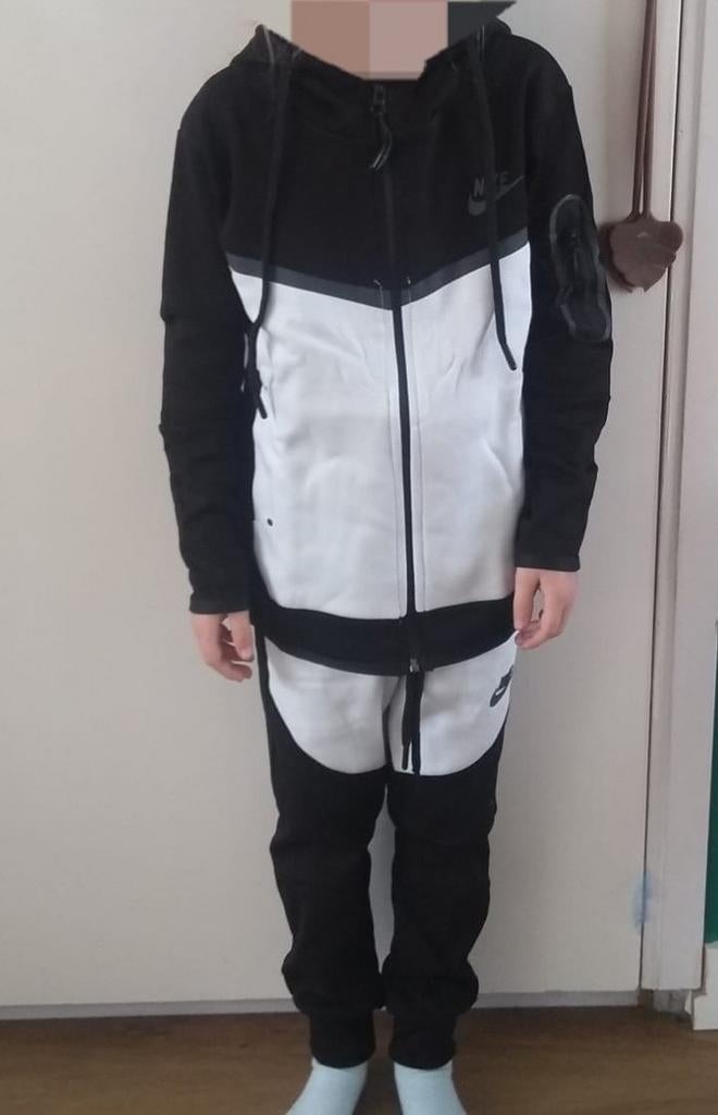 Nike tech pakje mt 128 met kaartjes (nieuw), Ophalen of Verzenden, Nieuw