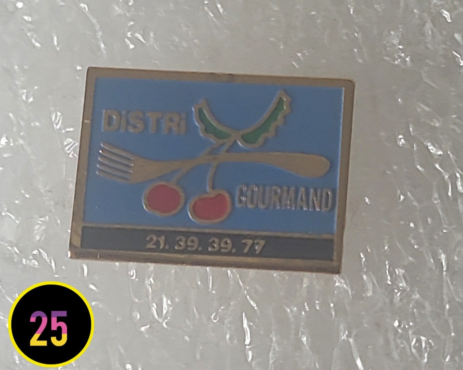 Vintage pin 'Distri Gourmand' met kers en vork, Verzenden