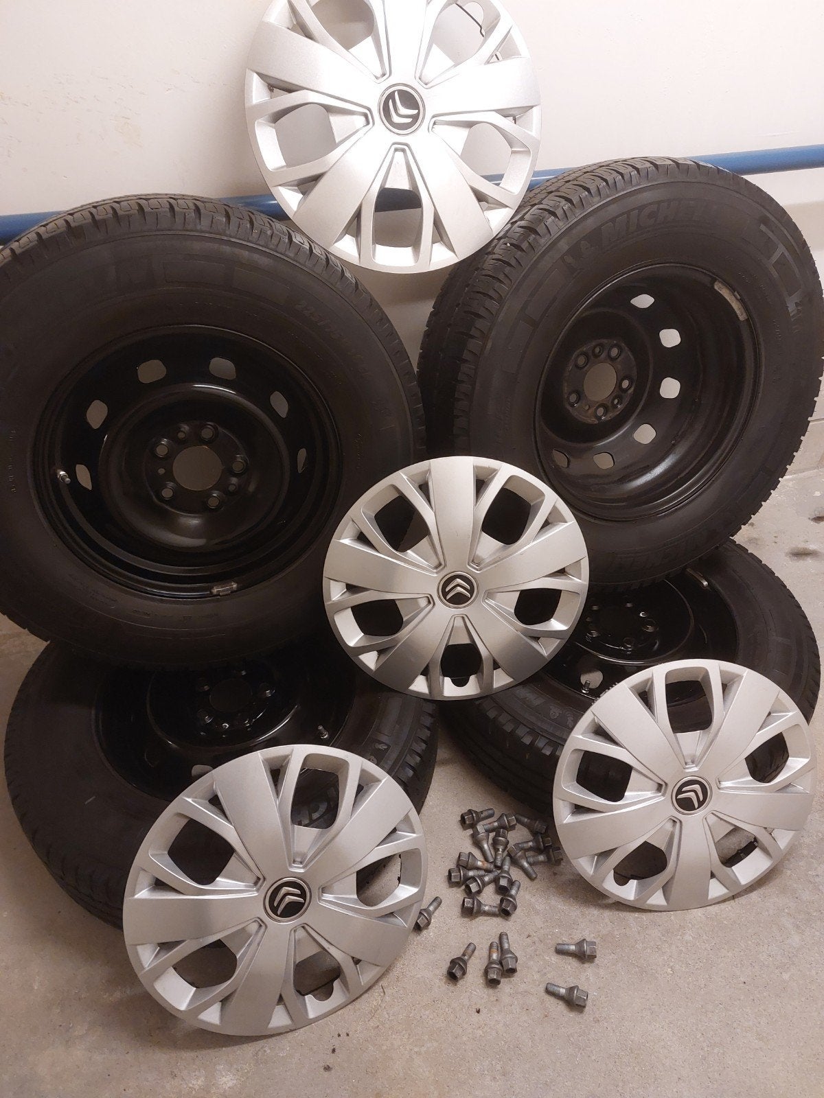 4 x band met velgen, wieldoppen, bouten en tpms, Auto diversen, Ophalen