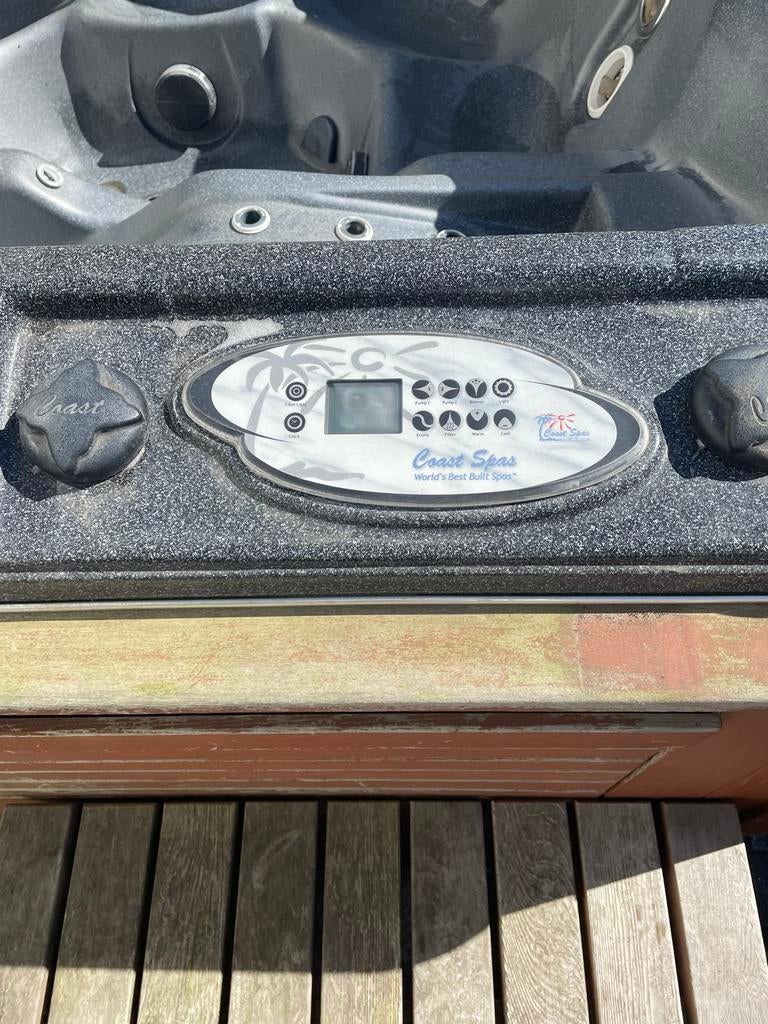 Coast Spas Jacuzzi - Luxe Buiten Spa met Sony Audio, Ophalen, Gebruikt, Afdekzeil, Vast