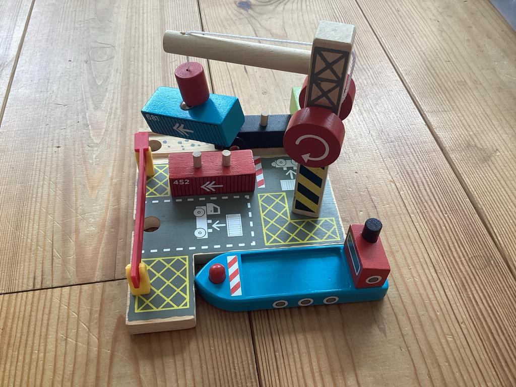 Bigjigs trein laadstation met boot en vrachtwagen, Ophalen of Verzenden, Gebruikt