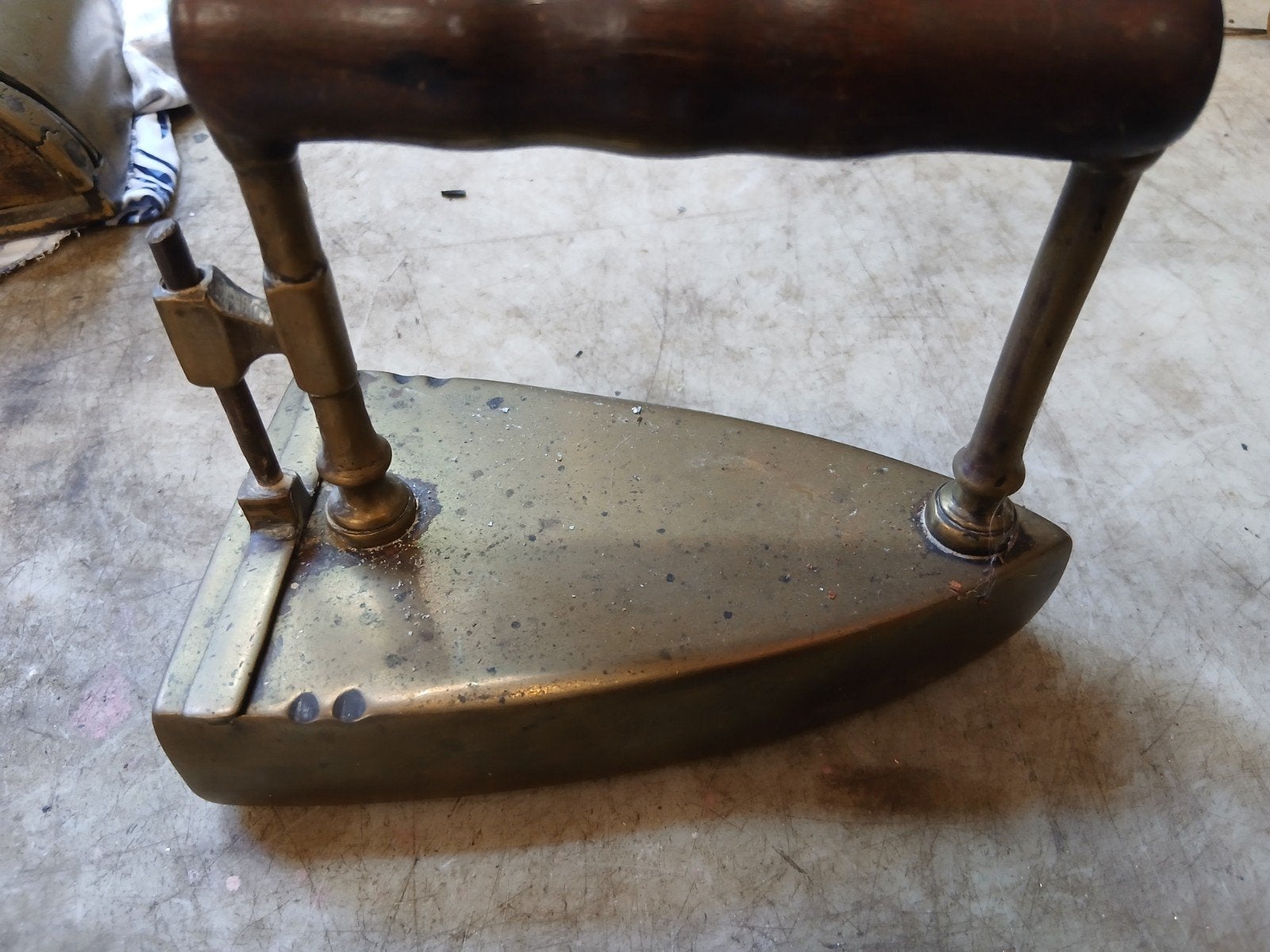 Antiek messing strijkijzer met houten handvat, Ophalen of Verzenden