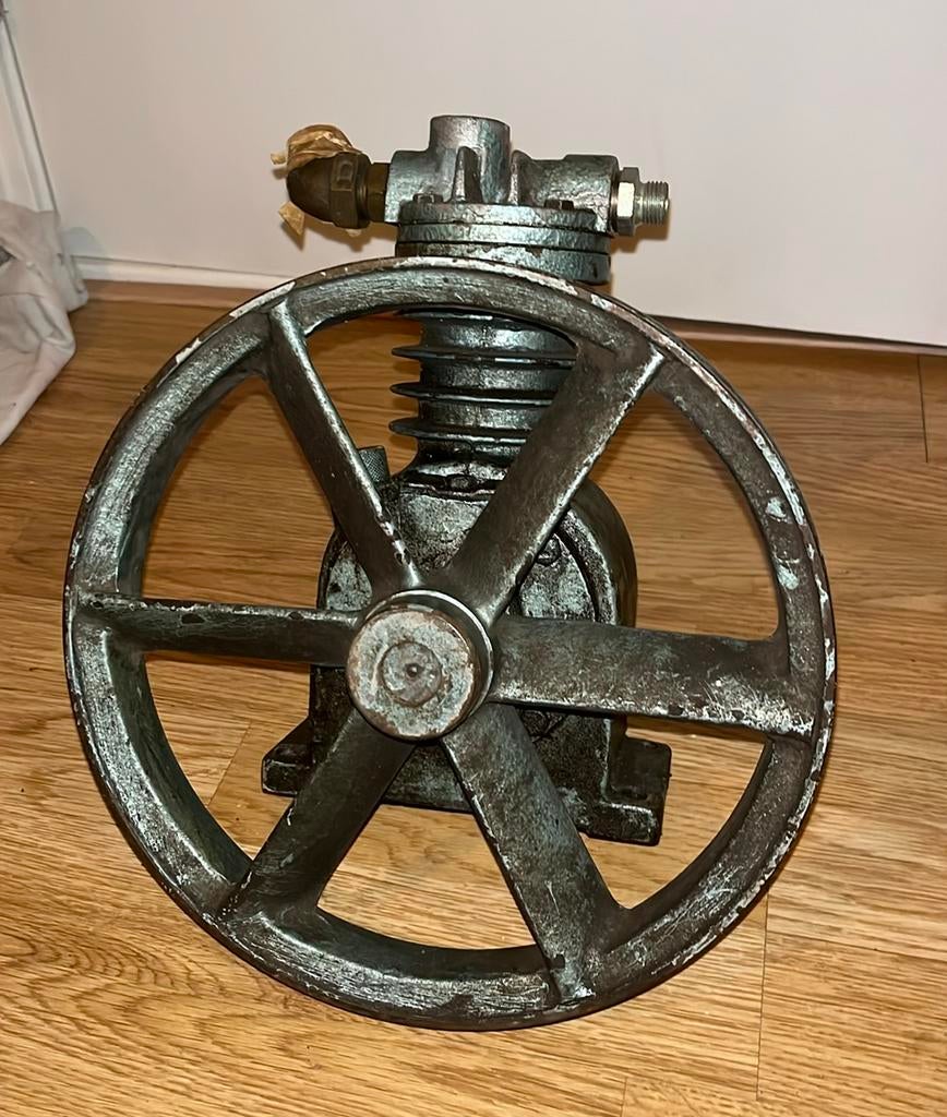 Gietijzeren antieke vintage pomp, Ophalen