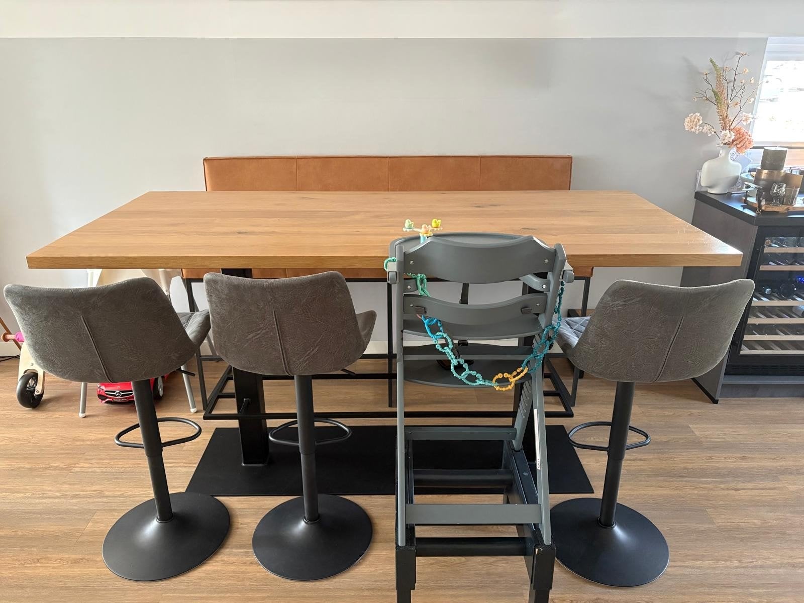bartafel met 4 barkrukken en bank, Ophalen, Zo goed als nieuw