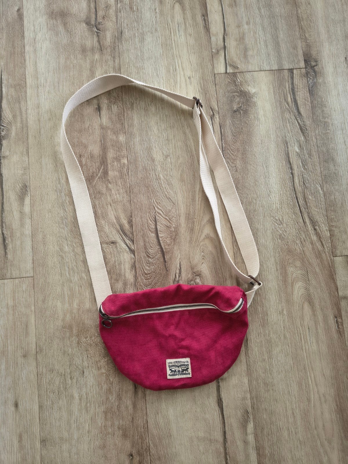 Prachtige bordeaux rode heuptas, crossbody Devon Levi's bag., Overige merken, Onb, Ophalen of Verzenden, Onb