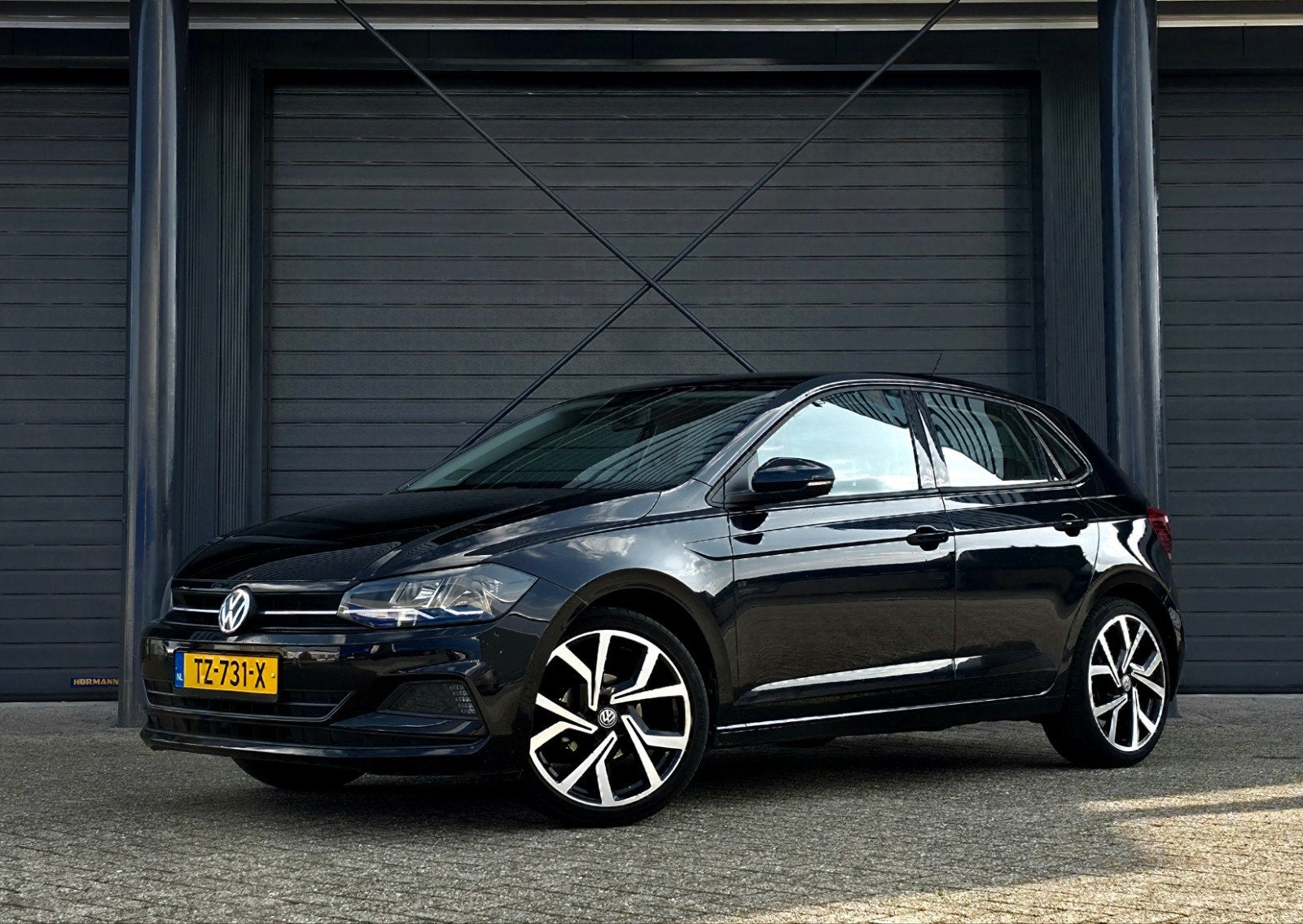 Volkswagen Polo 1.0 TSI 70KW 5D BMT Dsg-7 2018 Zwart, Auto's, Voorwielaandrijving, Stof, 40 €/maand, Zwart