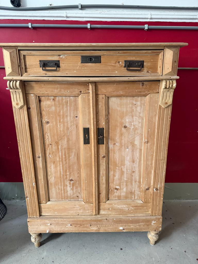 Antieke geloogde grenen meidenkast - H 122cm B 88cm D 28cm, Ophalen of Verzenden