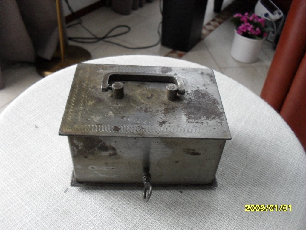 Antieke metalen kist met handvat en sleutel, Ophalen