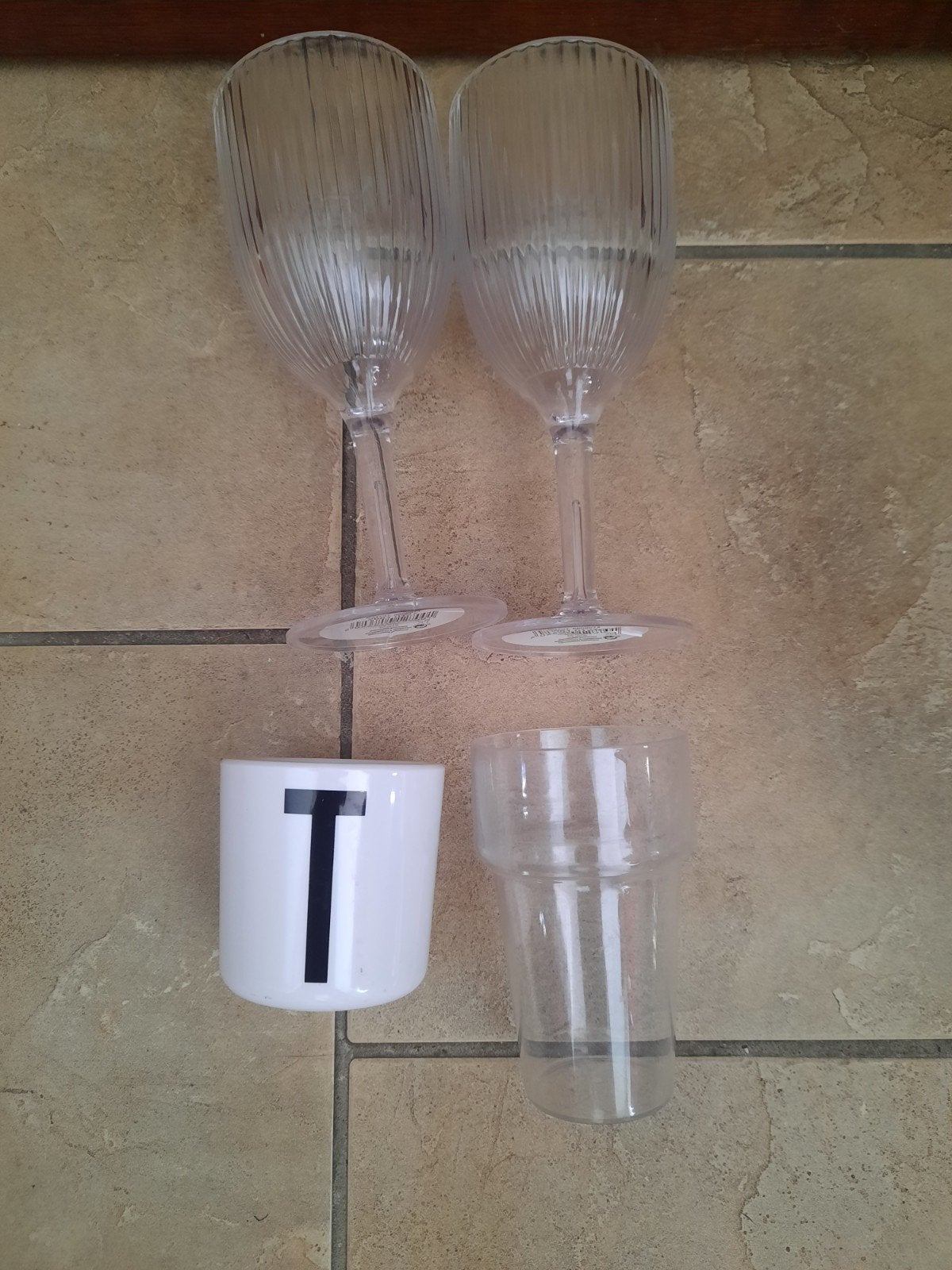 Plastic wijnglazen, bierglas en melanine beker wit T camping, Caravans en Kamperen, Kampeeraccessoires, Ophalen, Zo goed als nieuw