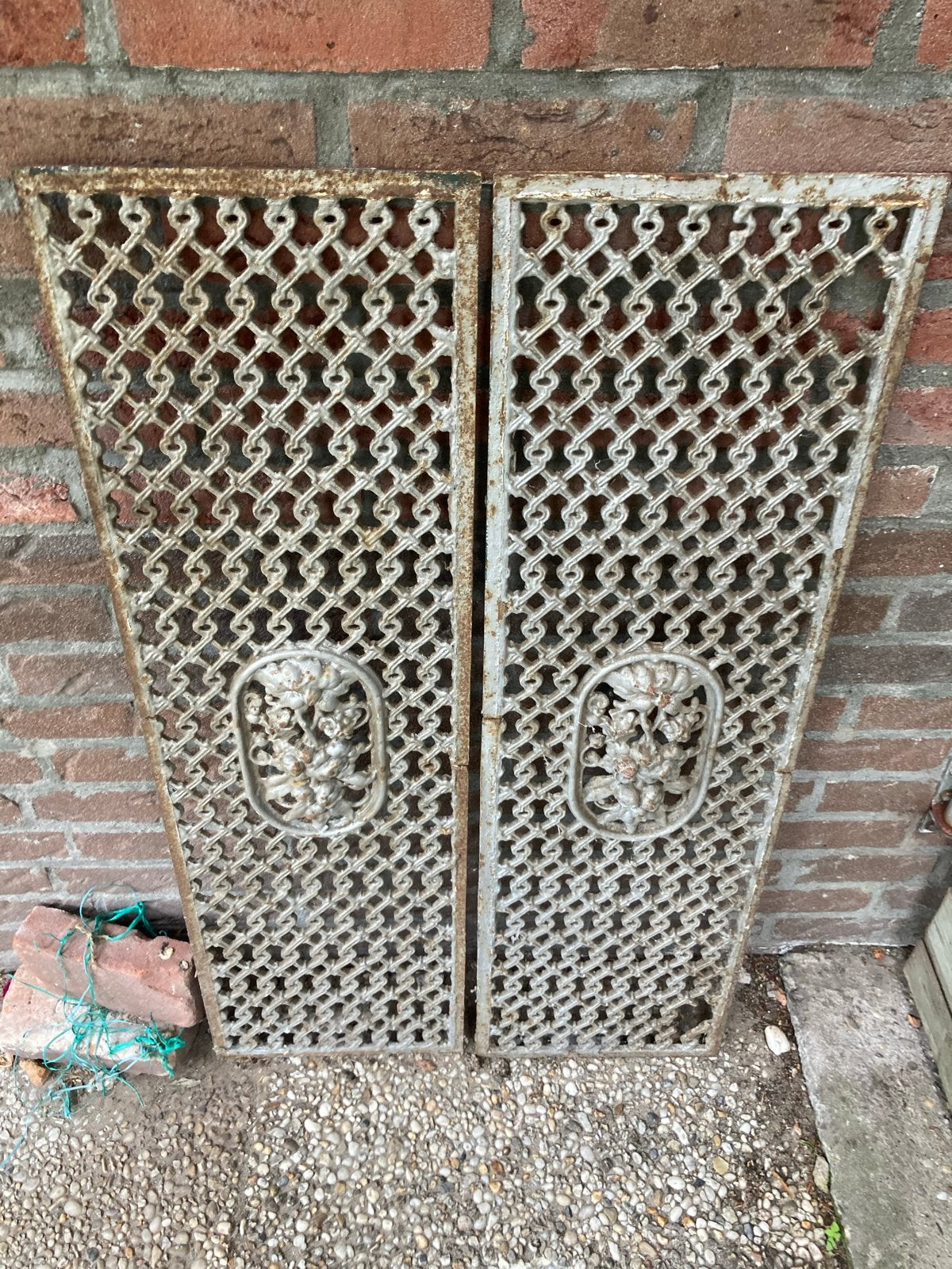 2 Gietijzeren deurroosters met decoratieve details, Antiek en Kunst, Ophalen