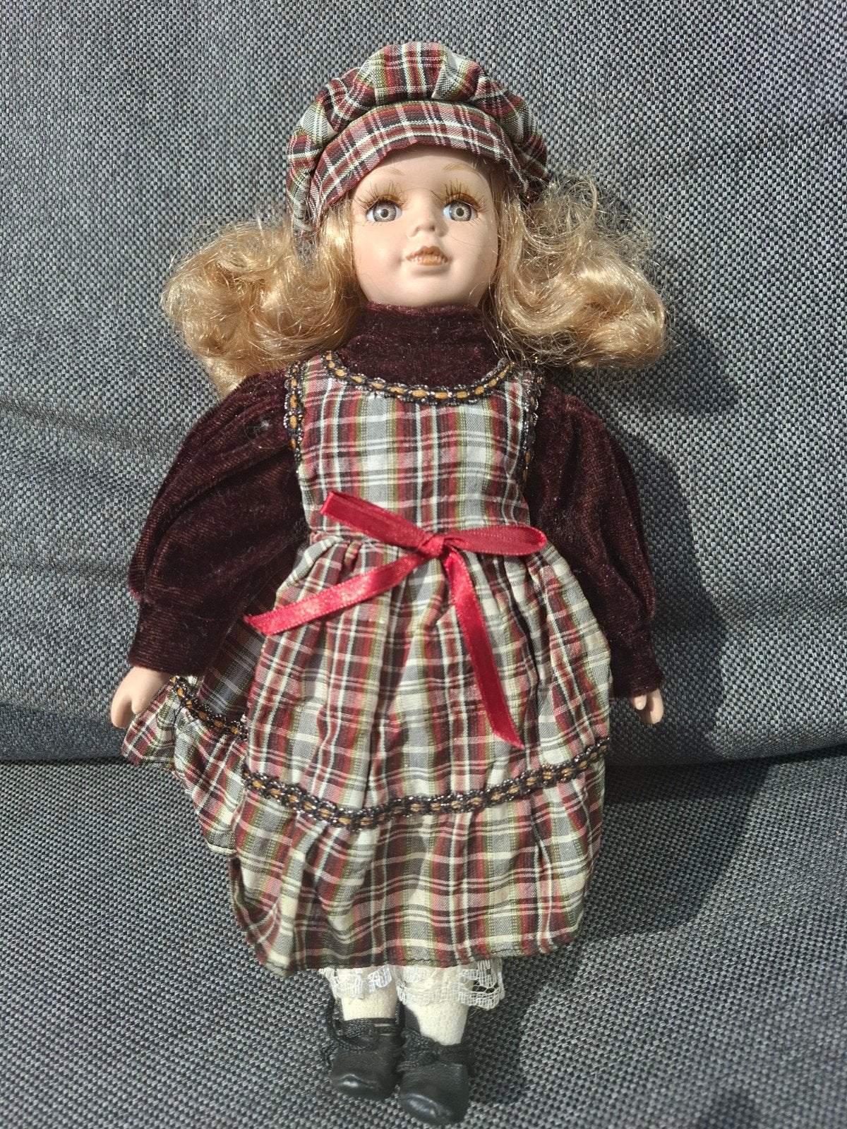 Vintage Porseleinen Pop met Geruite Jurk en Hoed, Ophalen of Verzenden