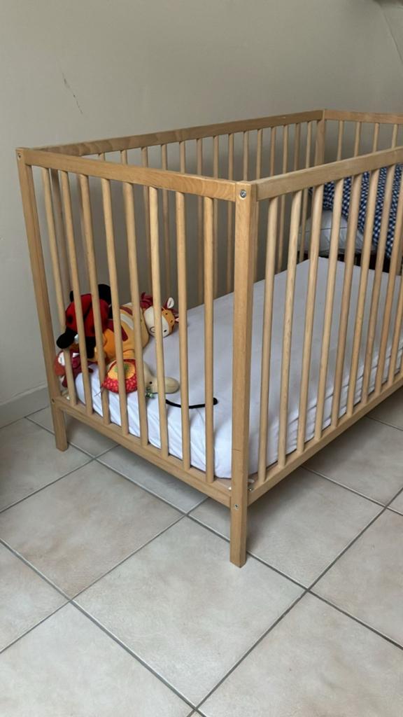 Houten ledikant ikea met matras, Kinderen en Baby's, Babywiegjes en Ledikanten, Ophalen of Verzenden, Gebruikt, Ledikant