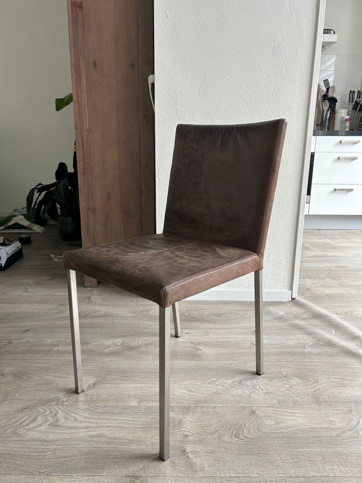 4 Elegante eetkamerstoelen van bruin leer en metaal, Ophalen, Gebruikt, Bruin, Leer