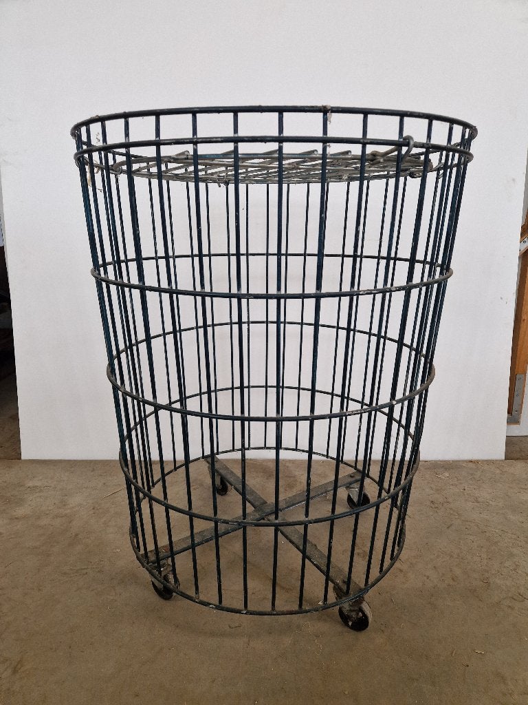 Grote industriële draadmand op wieltjes 73cm hoog, Antiek en Kunst, Ophalen of Verzenden
