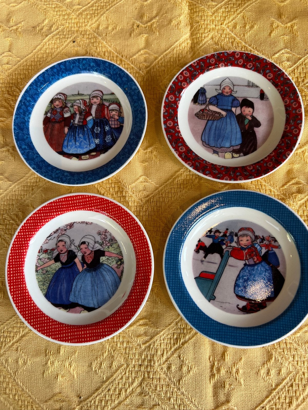 4 porseleinen “Rie Cramer” bordjes van ‘ Douwe Egberts’., Ophalen of Verzenden