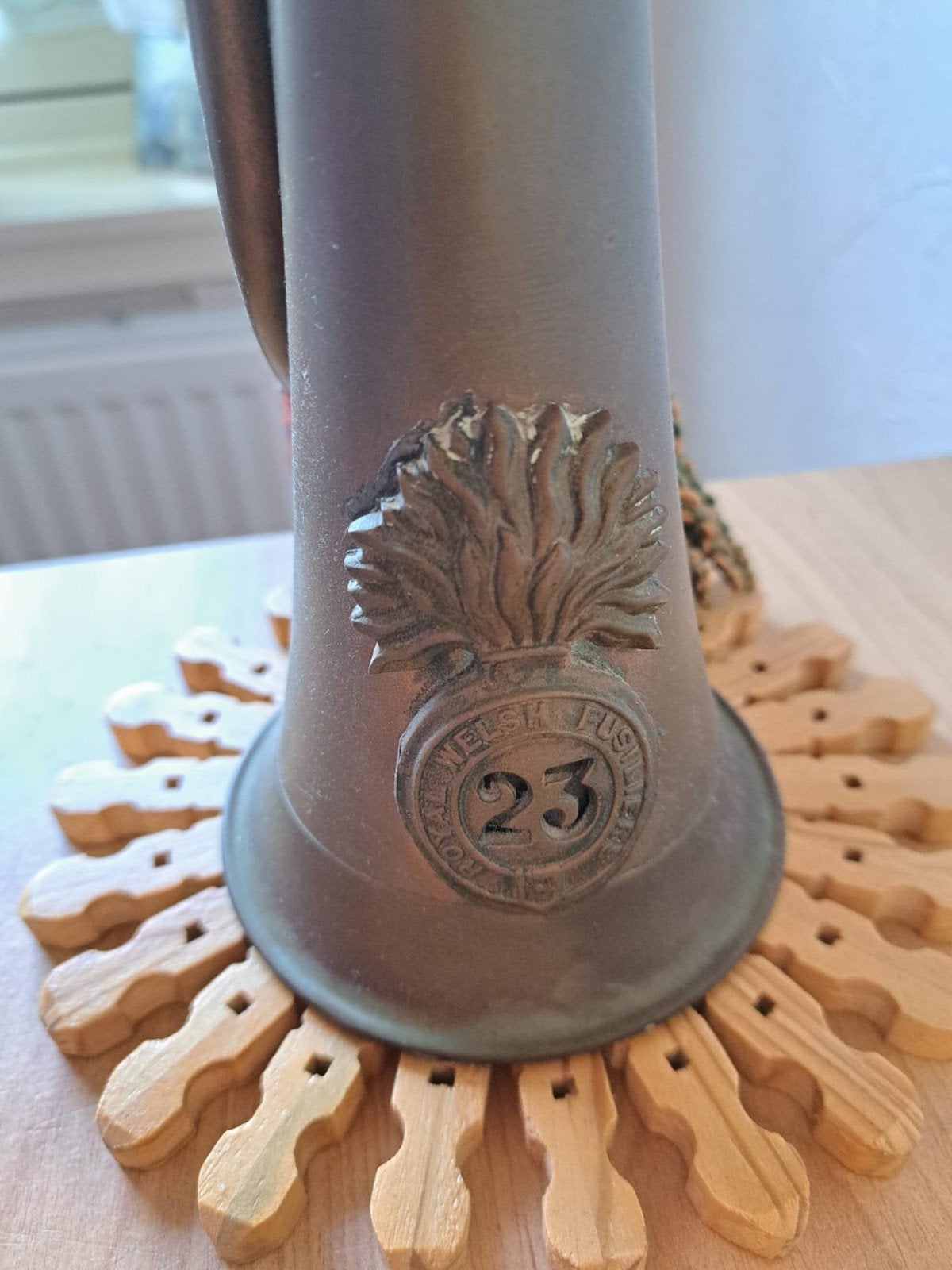 Antieke koperen bugel met militair embleem, Ophalen