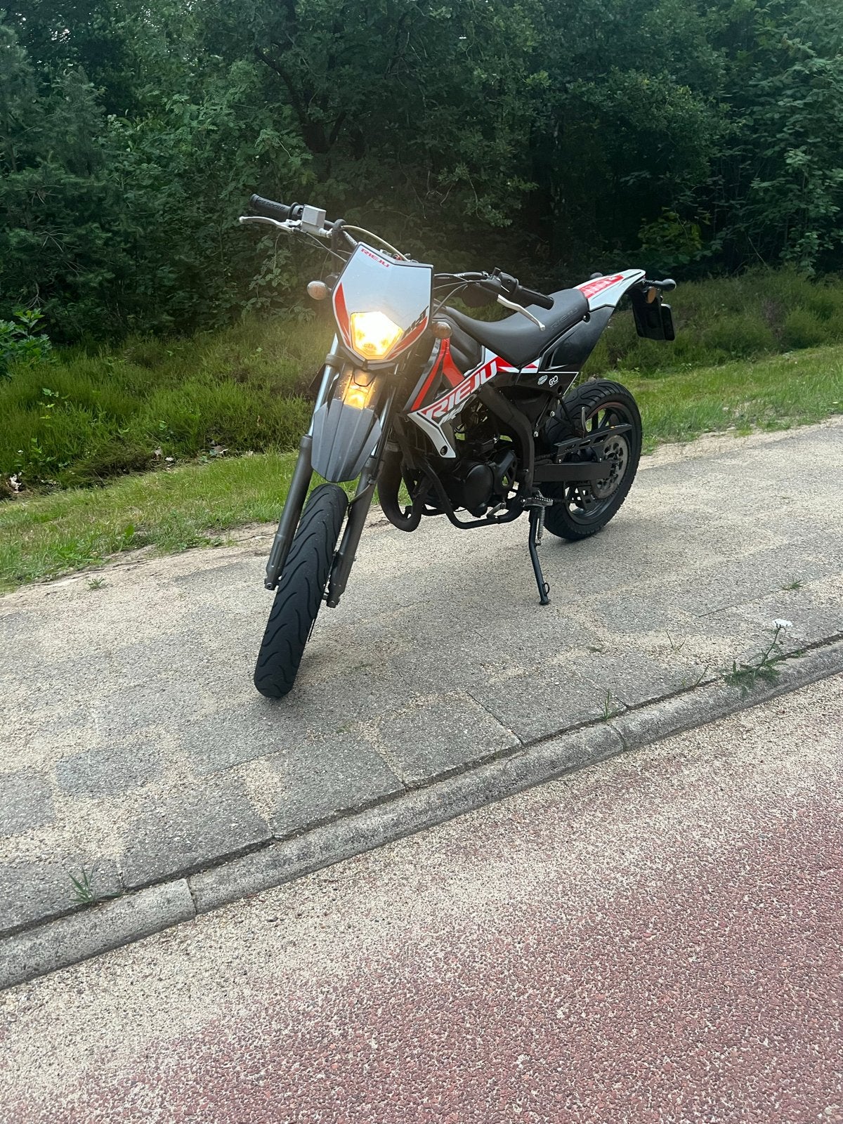 Rieju MRT 50 sm, Ophalen, 6 versnellingen, Maximaal 45 km/u, Zo goed als nieuw