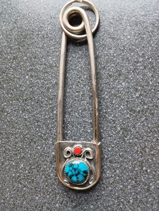 Metalen sierspeld met turkoois en koraal, Overige materialen, 4 tot 7 cm, Gebruikt, Ophalen of Verzenden