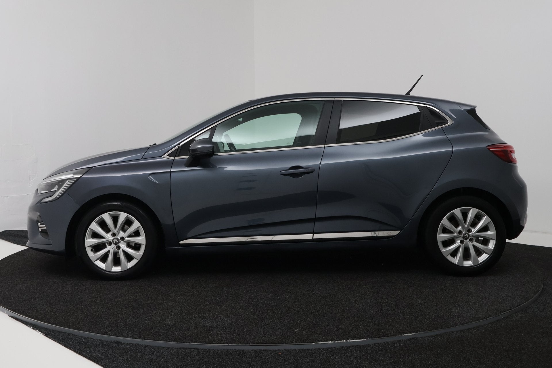 Renault Clio 1.0 TCe Intens (CAMERA, NAVIGATIE, CRUISE CONTR, Auto's, 101 pk, Gebruikt, 580 kg, 49 €/maand