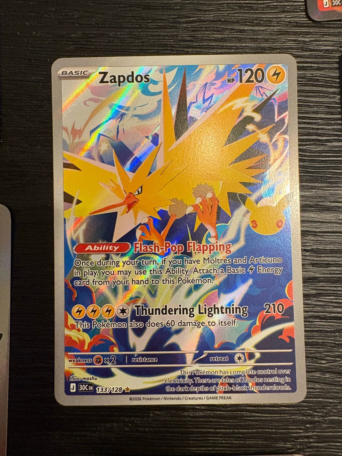 Zapdos (133/128) - Gesleeved Pokémon Kaart, Hobby en Vrije tijd, Ophalen of Verzenden, Zo goed als nieuw, Losse kaart