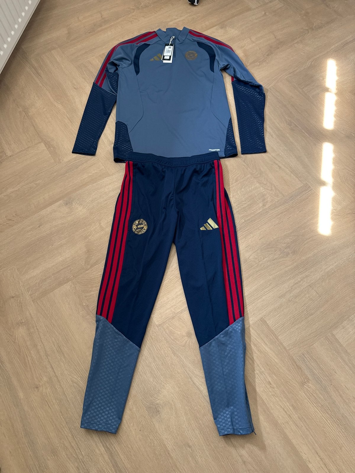 Nieuw! Origineel Bayern München Trainingspak Maat M, Maat M, Ophalen of Verzenden, Nieuw, Trainingspak